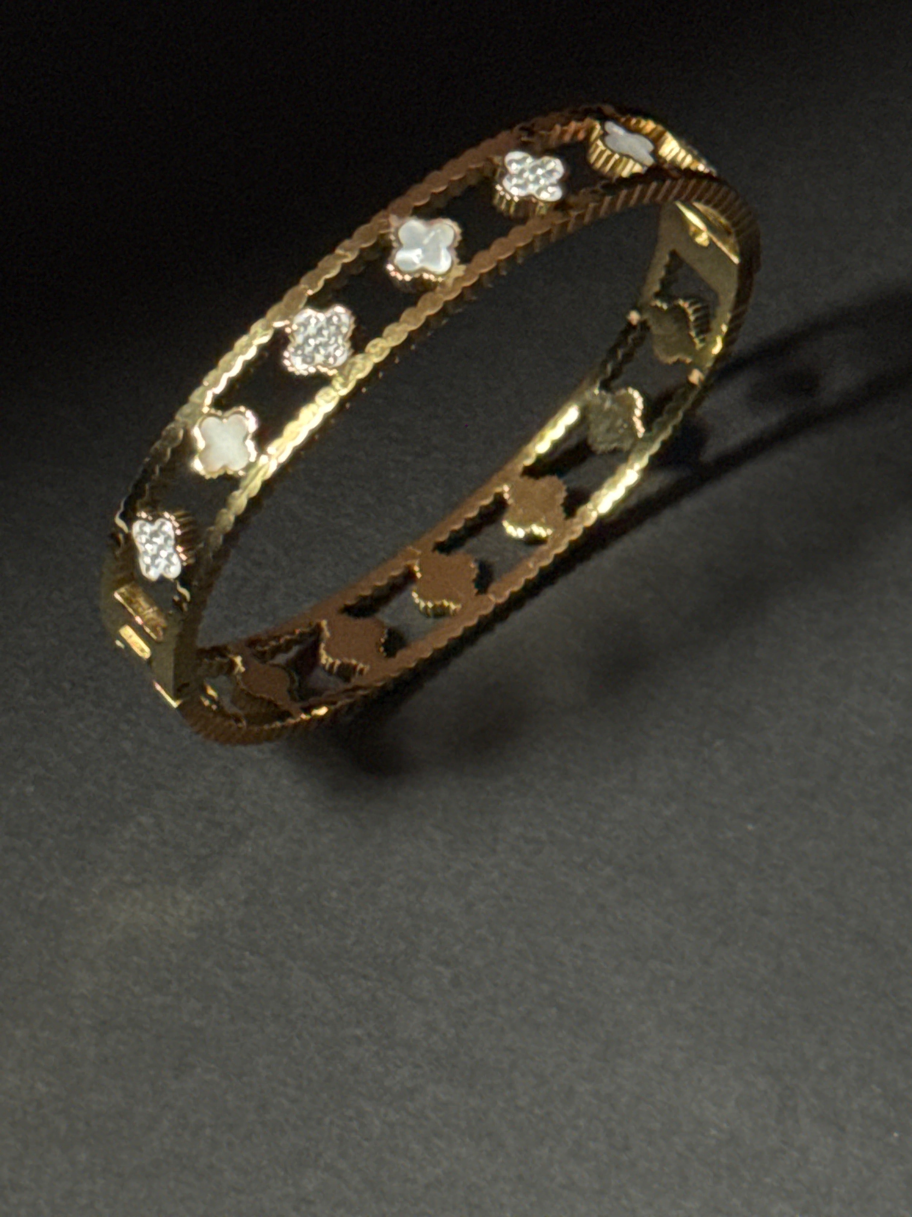 Royal Clover Elegance Bangle