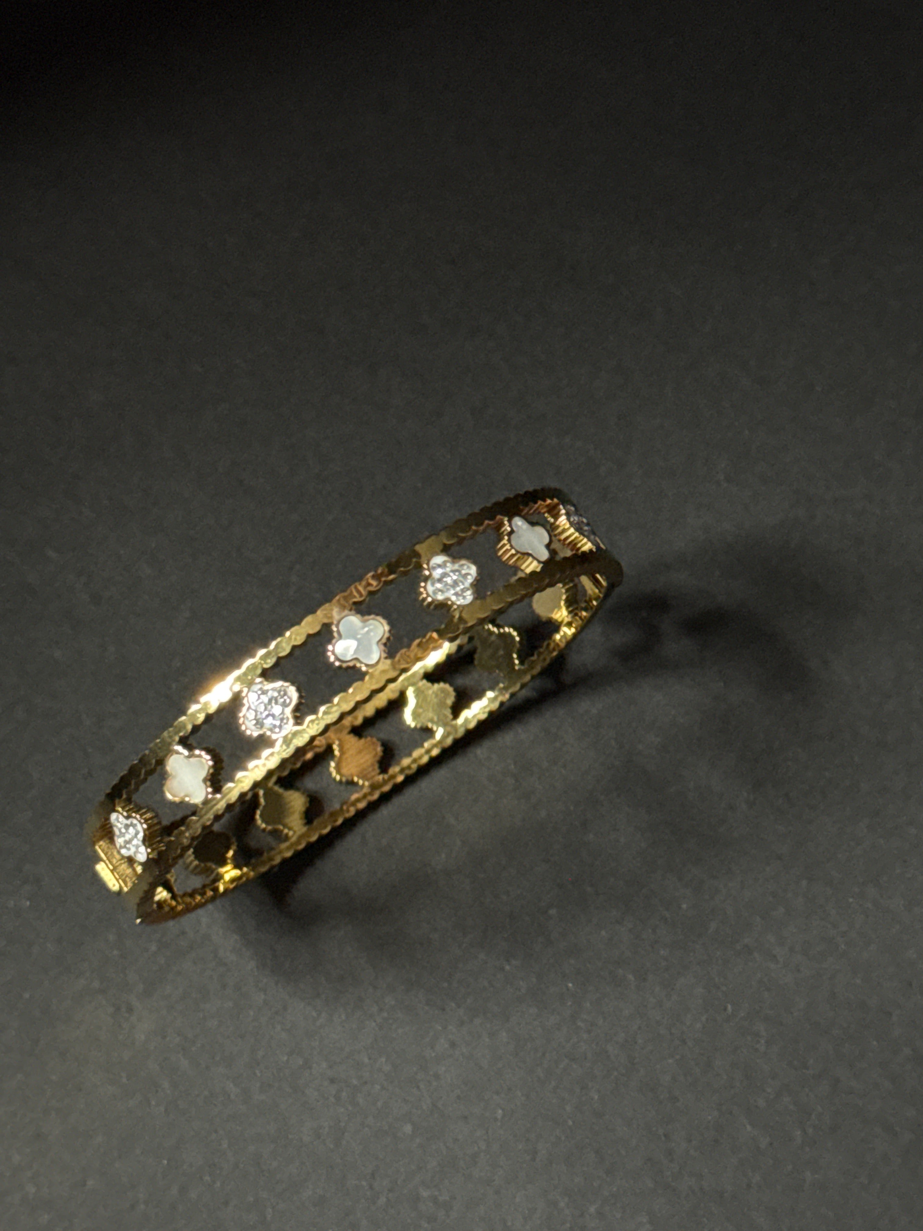 Royal Clover Elegance Bangle